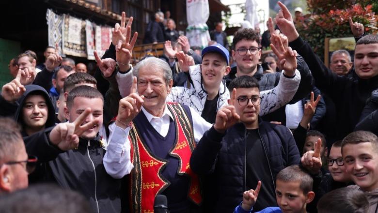 Militantët demokratë në mëdyshje: Duhet të përshëndesin tani me një gisht, apo me dy gishta? Militantët demokratë në mëdyshje: Duhet të përshëndesin tani me një gisht, apo me dy gishta?