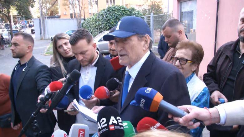 Berisha me një grusht militantësh fushatë në derën e SPAK: Merr duartrokitje nga dritaret e 313-ës dhe mban fjalim