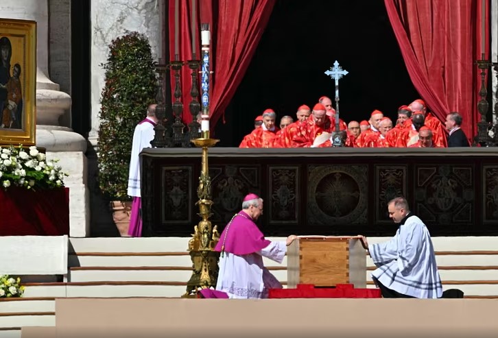 LIVE- Arkëmorti i Papa Françeskut mbërrin në bazilikën e Shën Marisë së Madhe, qindra mijëra qytetarë përgjatë itinerarit të kortezhit! 250 mijë ndoqën ceremoninë mortore në Sheshin Shën Pjetër LIVE- Arkëmorti i Papa Françeskut mbërrin në bazilikën e Shën Marisë së Madhe, qindra mijëra qytetarë përgjatë itinerarit të kortezhit! 250 mijë ndoqën ceremoninë mortore në Sheshin Shën Pjetër