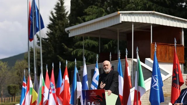 “Brenda kësaj dekade do të jemi eksportues të prodhimeve ushtarake”, Rama: U detyruat të dëgjonit fjalimin tim ditë të shtunë! Të paktën kur hapni frigoriferin nuk ju dal aty