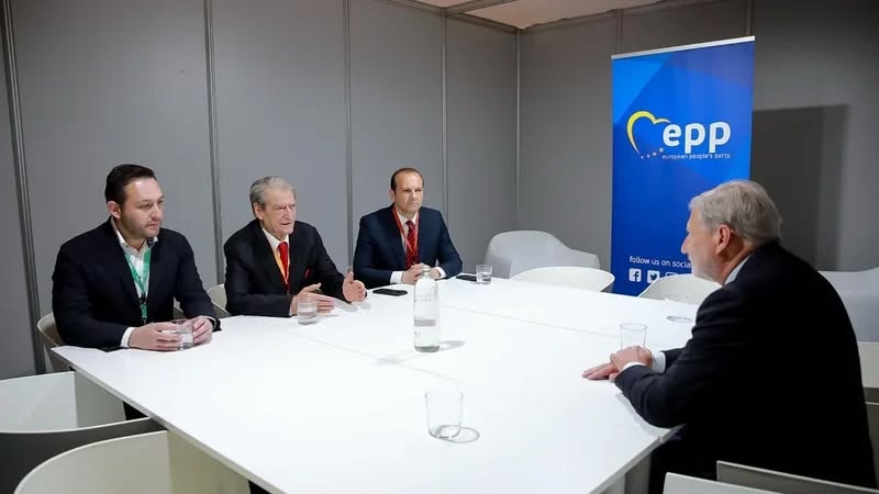 Berisha në ekstazë, se takoi “bashkëpunëtorin” e Ramës, për të cilin kishte bërë akuza të rënda Berisha në ekstazë, se takoi “bashkëpunëtorin” e Ramës, për të cilin kishte bërë akuza të rënda