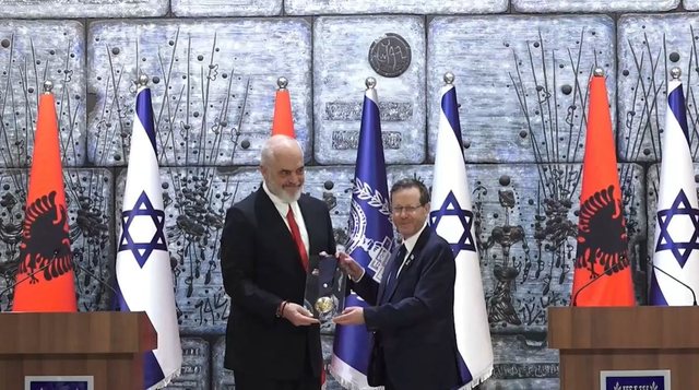 Rama nderohet me Medaljen Presidenciale në Izrael! Presidenti Herzog:  Kjo medalje nderon ata si ju që kanë ndriçuar botën me udhëheqje të jashtëzakonshme, që kanë dëshmuar miqësinë e guximshme me popullin hebre!