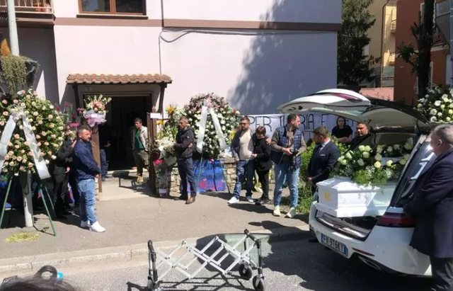 VIDEO/ I jepet sot lamtumira e fundit: Mbërrin në banesë trupi i pajetë i 22-vjeçares shqiptare Nëna në gjendje të rënduar VIDEO/ I jepet sot lamtumira e fundit: Mbërrin në banesë trupi i pajetë i 22-vjeçares shqiptare Nëna në gjendje të rënduar