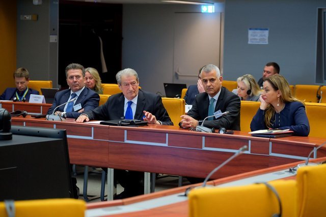 Partia Popullore Evropiane bojkoton Berishën në Bruksel. Flet para grupit konservator dhe moderon bisedën një person nën hetim për korrupsion