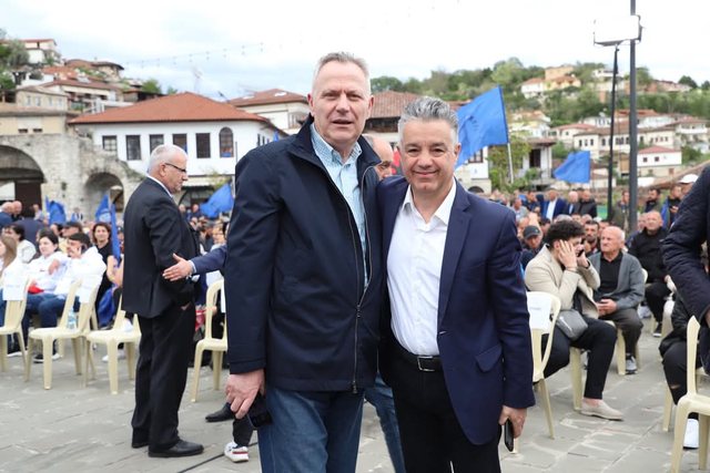 Enno Bozdo i “ofron” Beratit siguri me foton e kryebadigardit të Berishës! Dhe thonë pse nuk fiton PD-ja në Berat!