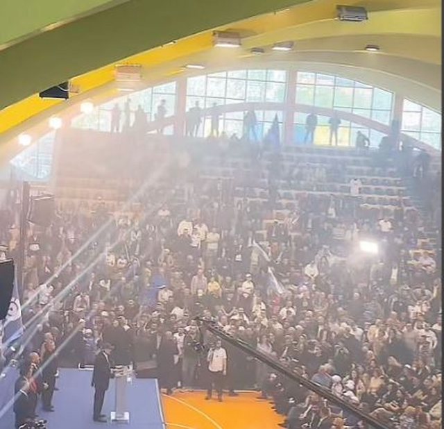 FOTO/ Berisha dështon në Dibër: Gjysma e sallës bosh