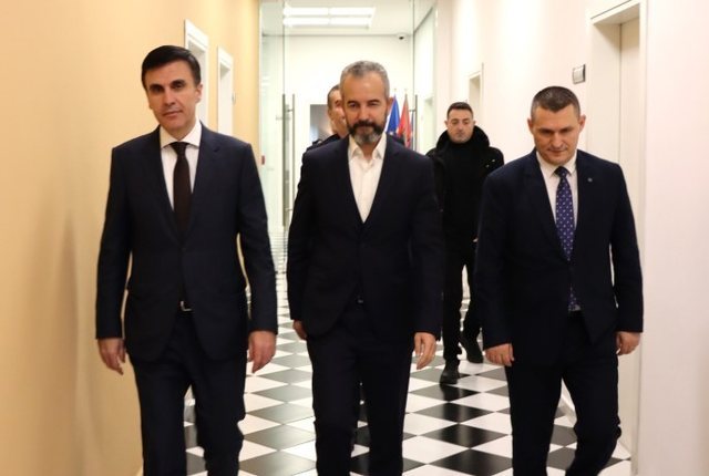 Arrestimet e SPAK, Kryeministri Rama: Duhet durim i madh strategjik, për të mos u kthyer mbrapa Arrestimet e SPAK, Kryeministri Rama: Duhet durim i madh strategjik, për të mos u kthyer mbrapa