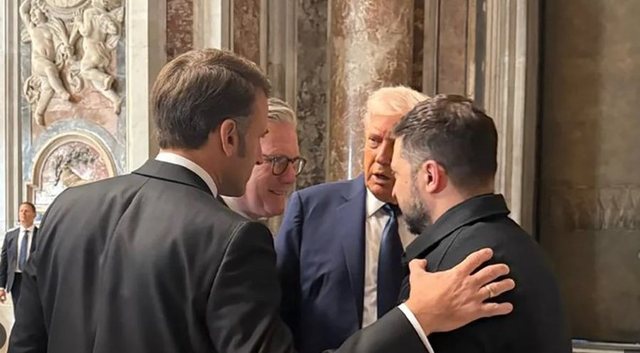 “S’duhet të jesh këtu fare, ulu dhe qetësohu pak…”! Çfarë ndodhi mes Trump dhe Macron në Bazilikën e Shën Pjetrit