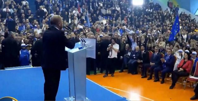 Xhelali kërcënon sërish: “Mister shamikuqja” mbron burrat e paralajmëron revolucion Xhelali kërcënon sërish: “Mister shamikuqja” mbron burrat e paralajmëron revolucion