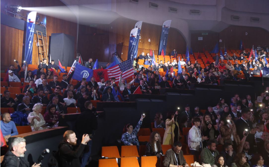 VIDEO/ Berisha prezanton platformën e PD, nuk mbush sallën as me LaCivita! Këshilltari amerikan: Program konservator si i Trump e Reagan VIDEO/ Berisha prezanton platformën e PD, nuk mbush sallën as me LaCivita! Këshilltari amerikan: Program konservator si i Trump e Reagan