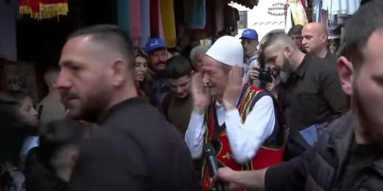 VIDEO/ Do përgjysmojmë ujin e pijshëm?! Qytetarët e Krujës këshillojnë Berishën: Mosha është içik mbi atë që… “të majt shnetja” VIDEO/ Do përgjysmojmë ujin e pijshëm?! Qytetarët e Krujës këshillojnë Berishën: Mosha është içik mbi atë që… “të majt shnetja”