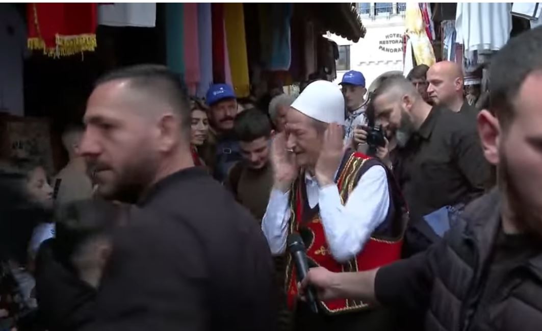 VIDEO-LAJM/ Momenti pikant, Berisha flet për “tavanin”, tregtarit krutan e ironizon: Çfarë tavani…?!