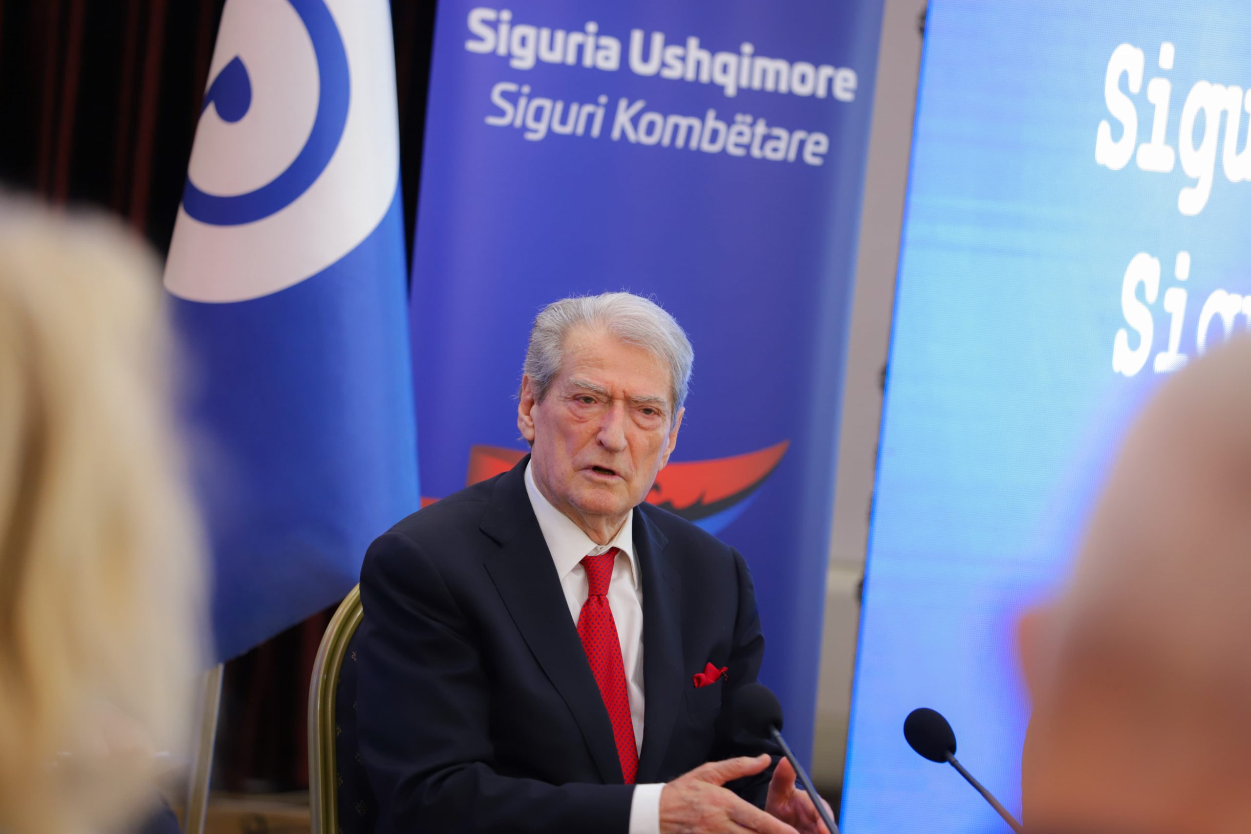 Adriana Kalaja u shfaq duke blerë vota publikisht, Berisha e justifikon: Ishte shpërblim për stafin Adriana Kalaja u shfaq duke blerë vota publikisht, Berisha e justifikon: Ishte shpërblim për stafin