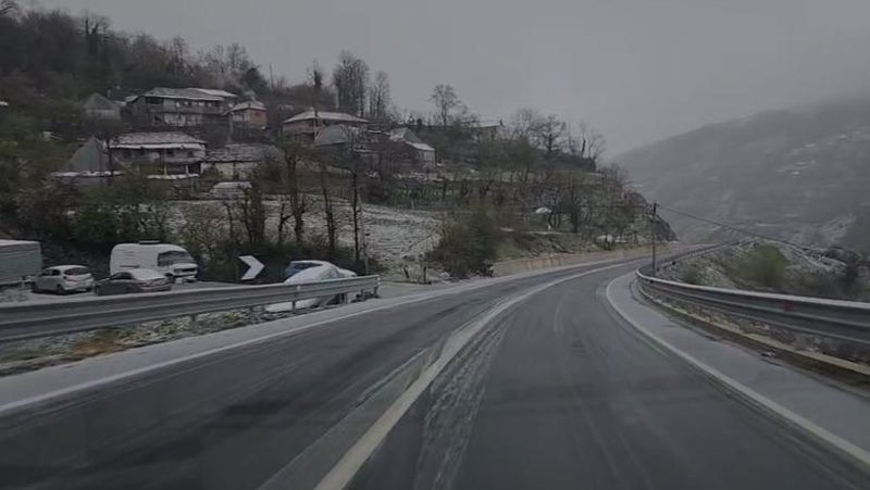 Reshjet e dëborës zbresin deri në 600 metra mbi nivelin e detit në Dibër, probleme në rrugën e Arbrit