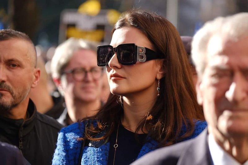 Zëdhënësja e Berishës e thotë hapur: Nuk na intereson anëtarësimi i Shqipërisë në BE, ne kemi axhendë tjetër Zëdhënësja e Berishës e thotë hapur: Nuk na intereson anëtarësimi i Shqipërisë në BE, ne kemi axhendë tjetër