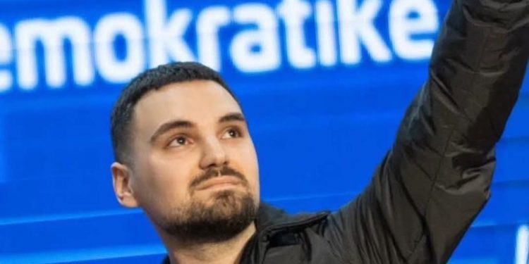 Djali i Metës fushatë për të atin, Monika e lumtur: Ti po tregon burrëri, familja jonë nuk i ndahet…karriges Djali i Metës fushatë për të atin, Monika e lumtur: Ti po tregon burrëri, familja jonë nuk i ndahet…karriges