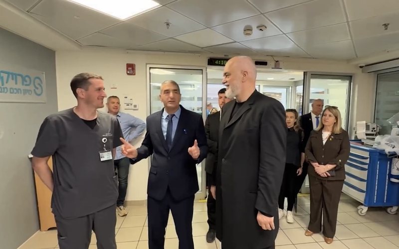 Rama vizitë në qendrën mjekësore në Tel Aviv: Mezi prisja të vija këtu, e vlerësojmë mbështetjen tuaj Rama vizitë në qendrën mjekësore në Tel Aviv: Mezi prisja të vija këtu, e vlerësojmë mbështetjen tuaj