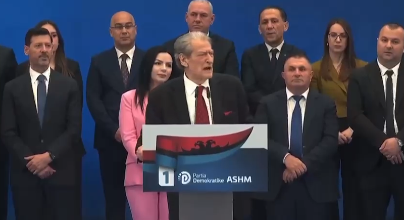 VIDEO/ “Asnjë ambicie për pushtet”! Berisha edhe vetë e thotë… se nuk është kthyer për të fituar por për të mos u larguar VIDEO/ “Asnjë ambicie për pushtet”! Berisha edhe vetë e thotë… se nuk është kthyer për të fituar por për të mos u larguar