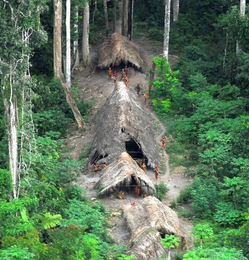 Droni zbulon pamje të rralla të fiseve të izoluara që jetojnë të shkëputura nga bota moderne