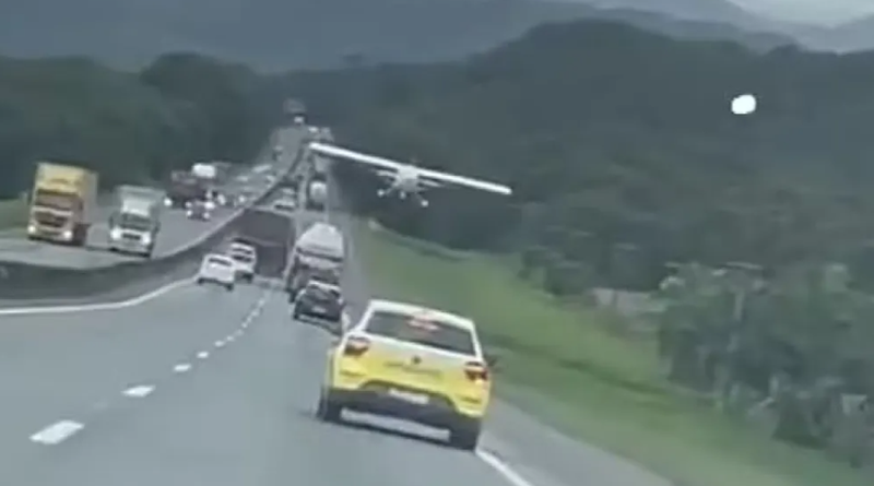 VIDEO/ Aeroplani bën ulje emergjente në autostradë, mes makinave në lëvizje