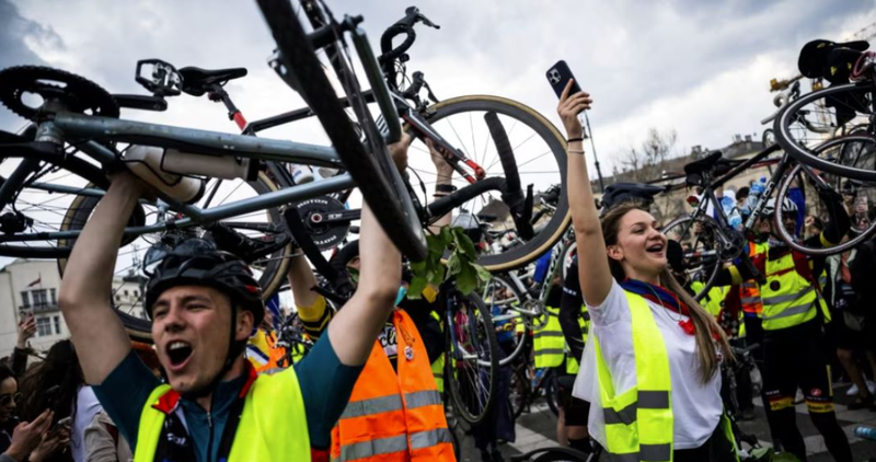 Protestuesit serbë nuk ndalen, nisen me biçikletë drejt Parlamentit Evropian Protestuesit serbë nuk ndalen, nisen me biçikletë drejt Parlamentit Evropian