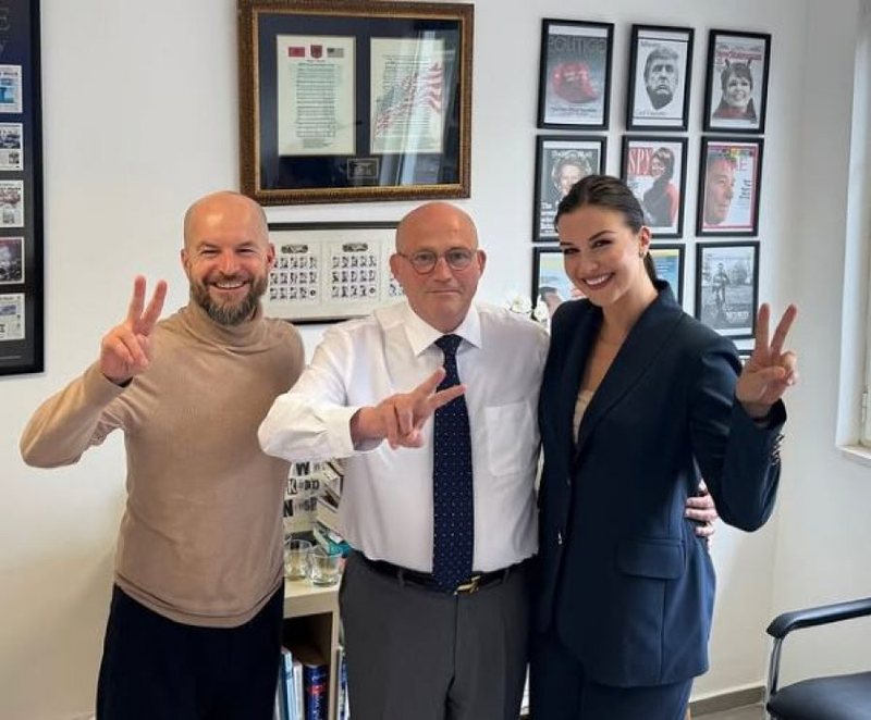 Fotolajm/ Zbulohen “amerikanët” e Berishës