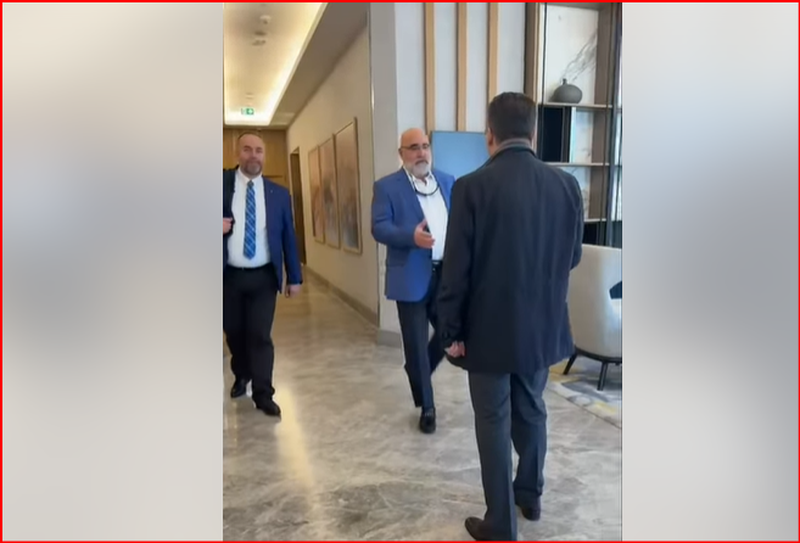 Erdhi more erdhi ha,ha,ha! Gjesti i pazakontë i LaCivita, pasi sekseri i pazareve me amerikanët Mediu del ta presë në Rinas