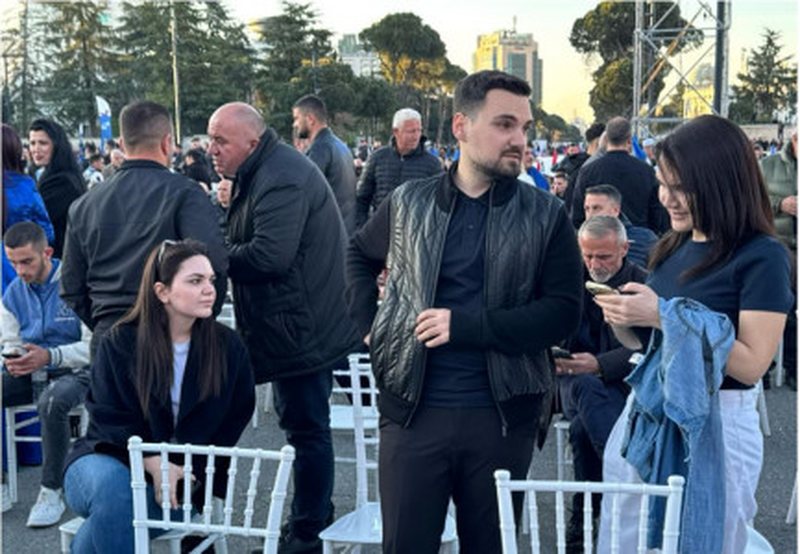 Largimet masive nga partia, Ilir Meta nxjerr fëmijët në fushatë