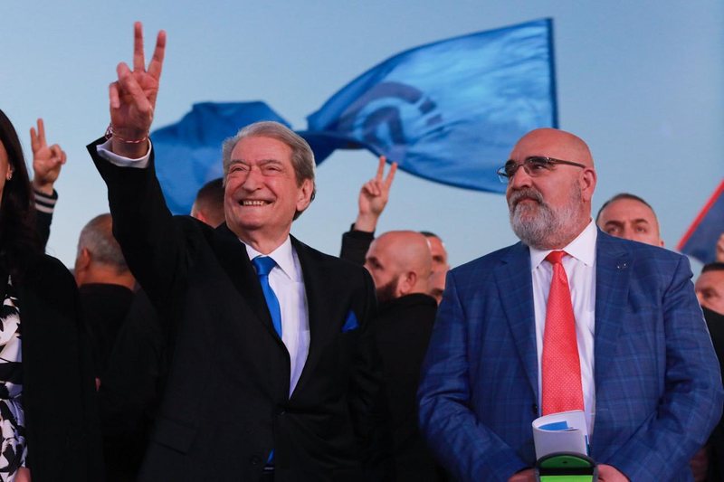 Pse Trump nuk e mori me vete në Shtëpinë e Bardhë?! Evi Kokalari: Ja si po mashtron Berisha për LaCivita Pse Trump nuk e mori me vete në Shtëpinë e Bardhë?! Evi Kokalari: Ja si po mashtron Berisha për LaCivita