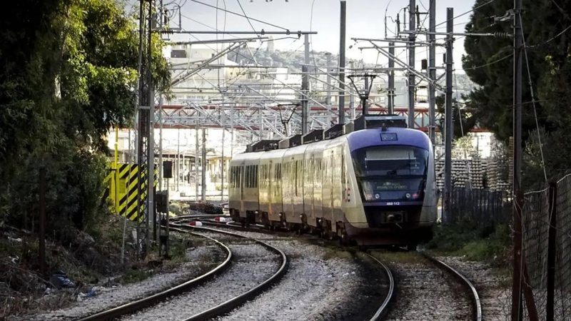 Aksident në Greqi, treni me 45 pasagjerë përplaset me kamionin