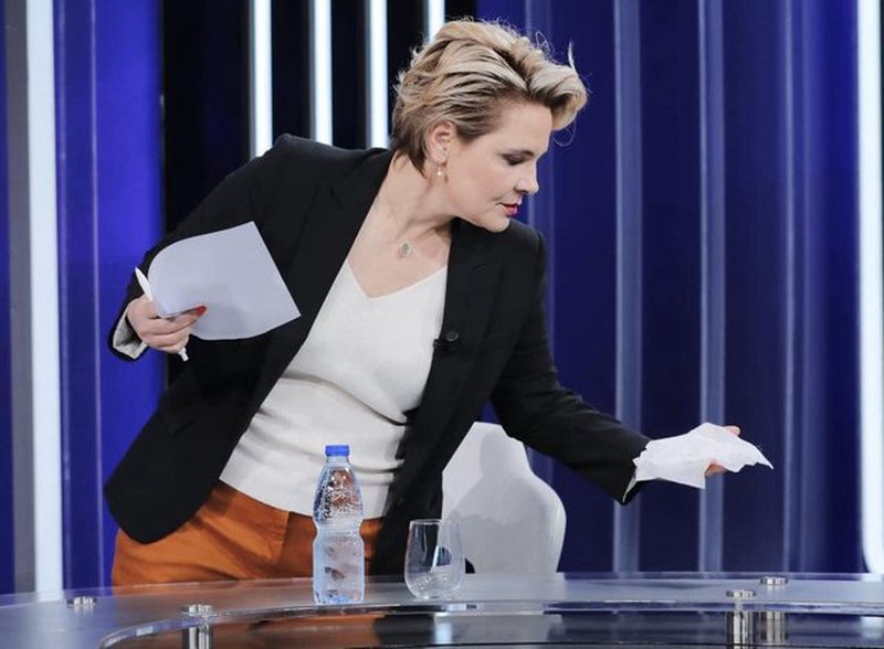 Monika Kryemadhi dezinfekton karrigen ku ishte ulur Basha në emision, Ylli Rakipi: Uaaa, po ju keni qenë by*** e brekë me Lulin…