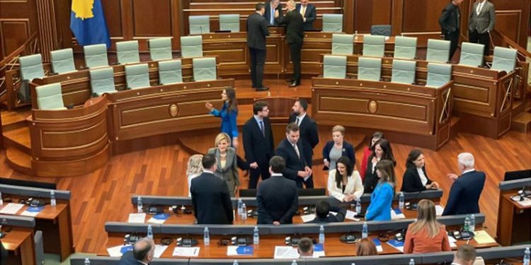 Dështon seanca parlamentare në Kuvendin e Kosovës, nuk betohen deputetët Dështon seanca parlamentare në Kuvendin e Kosovës, nuk betohen deputetët