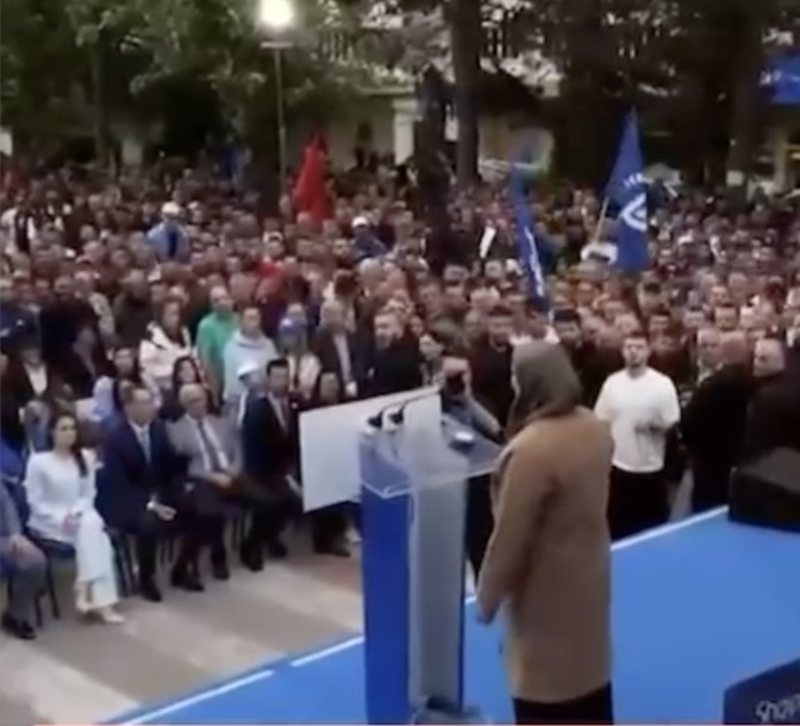 VIDEO / “Rilindasit duan të na kthejnë pas drejt… Perëndimit”?! Një grua në takimin e Berishës ngre alarmin VIDEO / “Rilindasit duan të na kthejnë pas drejt… Perëndimit”?! Një grua në takimin e Berishës ngre alarmin