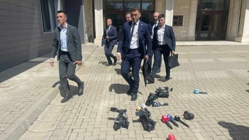 VIDEO: Gazetarët bojkotojnë Albin Kurtin, hedhin mikrofonët përtokë kur ai del nga Kuvendi VIDEO: Gazetarët bojkotojnë Albin Kurtin, hedhin mikrofonët përtokë kur ai del nga Kuvendi