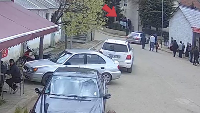 VIDEO E RE/ Pamje kur futet “në ring”  Xhelal Mziu dhe godet punonjësin bashkak