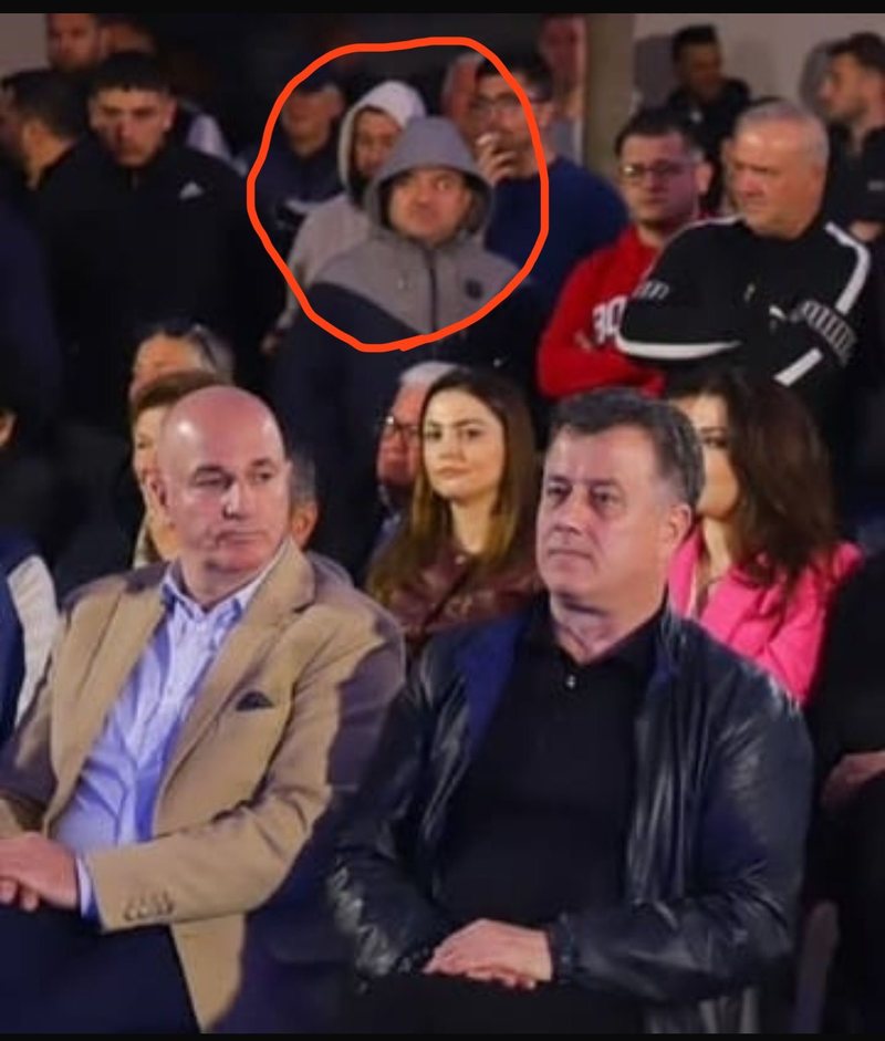 FOTO/ I mbuluar me kapuç në kokë, ish-kryebashkiaku i PS-së Elvis Roshi merr pjesë “fshehur” në takimin e PD-së në Kavajë