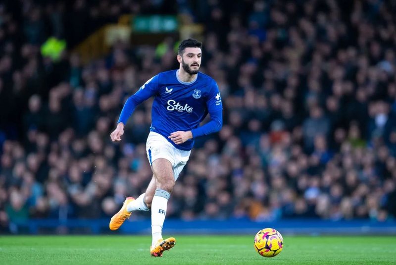 Largim apo qëndrim te Everton, “New York Times” për Armando Brojën, ja situata