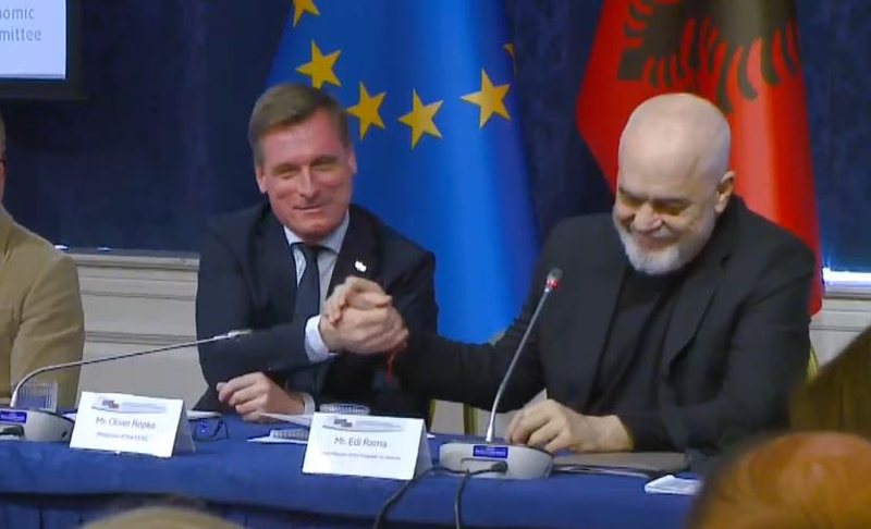 Rama i ofron punë zyrtarit në largim të BE: Veç vendin tim mos kërko