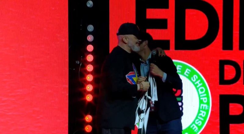 Rama surprizohet nga ikona e Juventusit në Milano, Tacchinardi ngjitet në podium dhe i bën dhuratën e veçantë Rama surprizohet nga ikona e Juventusit në Milano, Tacchinardi ngjitet në podium dhe i bën dhuratën e veçantë