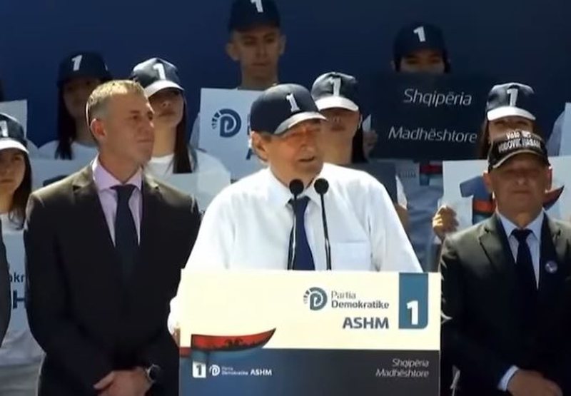 VIDEO/ “Ta nderojmë Papën me një m*t heshtje”, gafa e Berishës bën xhiron e rrjetit VIDEO/ “Ta nderojmë Papën me një m*t heshtje”, gafa e Berishës bën xhiron e rrjetit