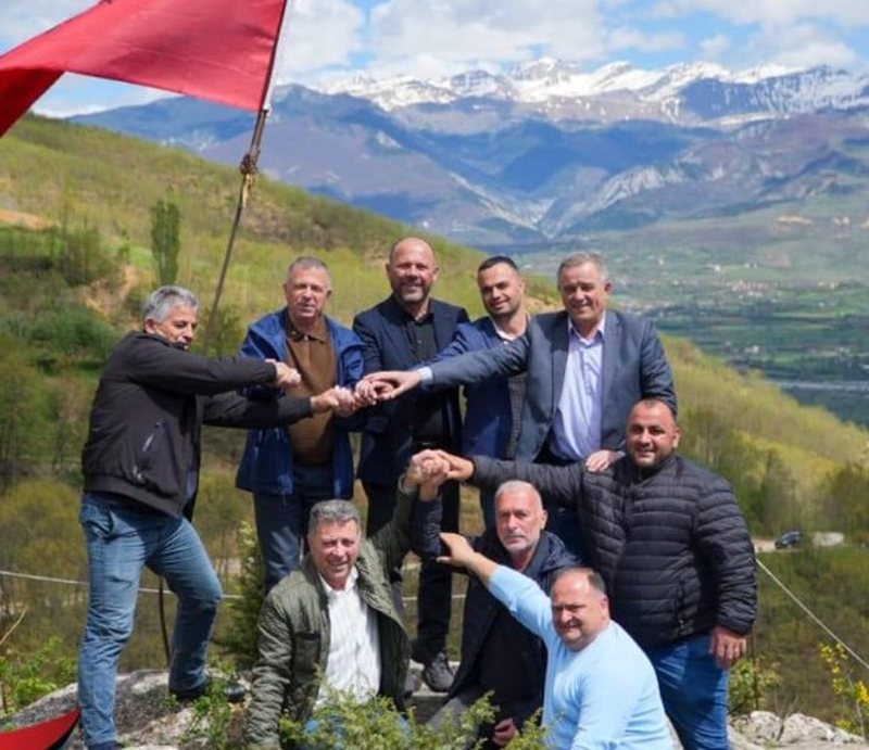 Xhelal Mziu revoltohet me Ramën: Nuk ta falim që na quajte çyrykë. Të mbrojmë mençurinë e trashëguar brez pas brezi Xhelal Mziu revoltohet me Ramën: Nuk ta falim që na quajte çyrykë. Të mbrojmë mençurinë e trashëguar brez pas brezi