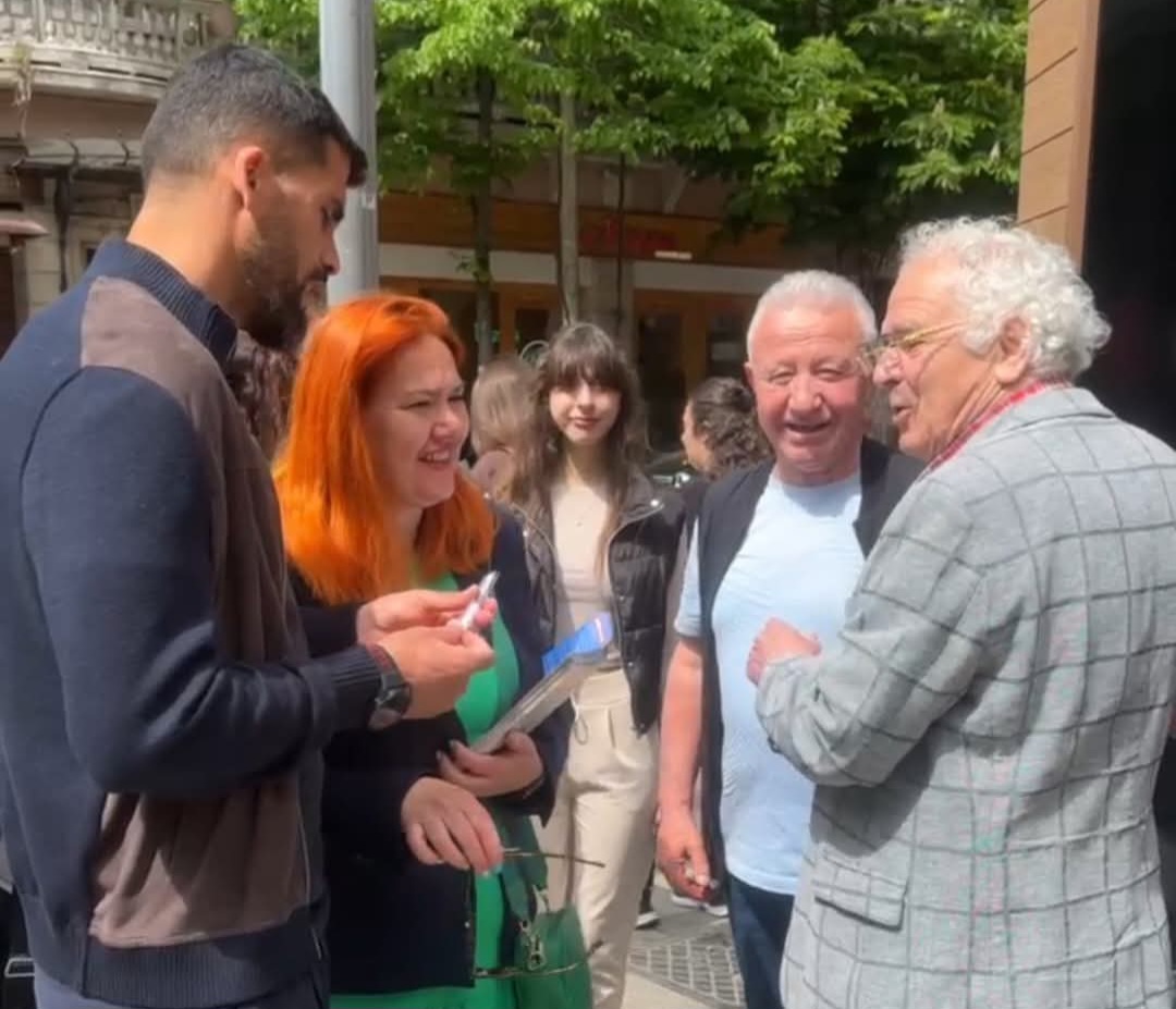 Pëllumb Seferi fiton mbështetjen e qytetarëve të Tiranës, publikon momente të veçanta nga takime rastësore në rrugë Pëllumb Seferi fiton mbështetjen e qytetarëve të Tiranës, publikon momente të veçanta nga takime rastësore në rrugë