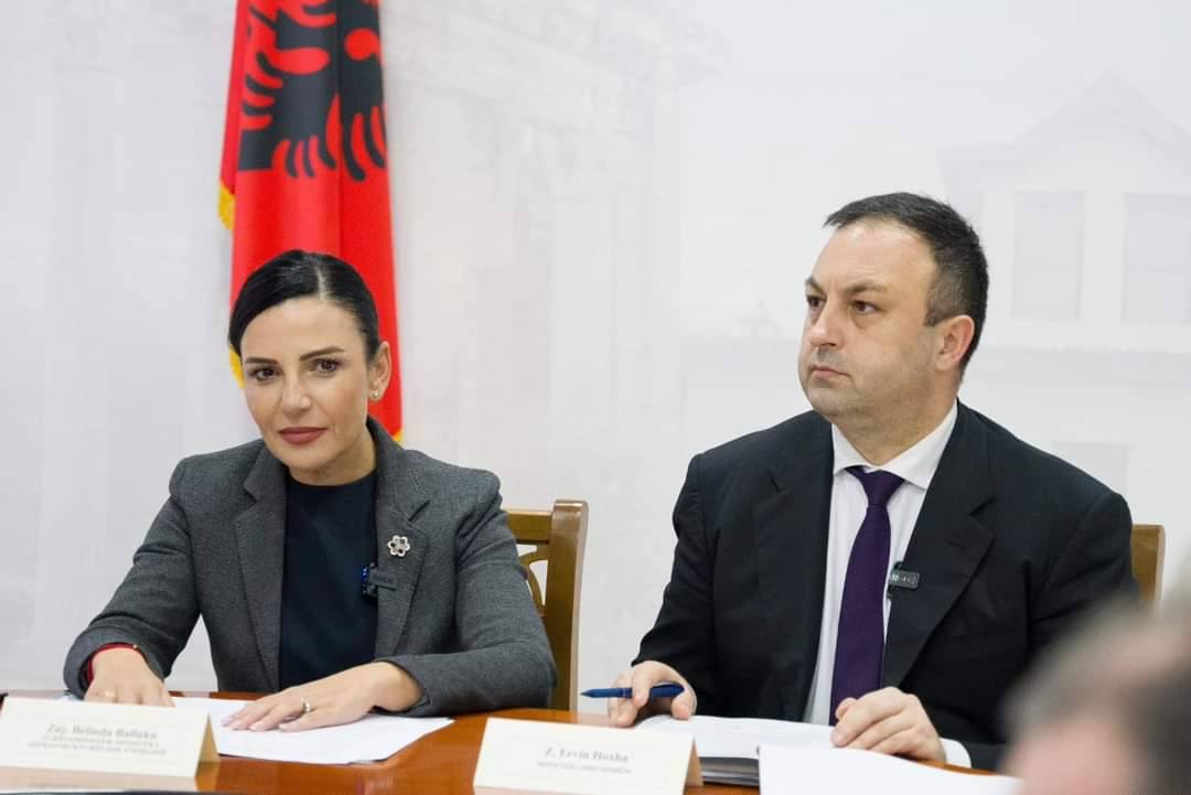 Ministri i Brendshëm Ervin Hoxha, pronari i lavazhit ku Belinda jepte 10 mijë euro për të larë makinën Ministri i Brendshëm Ervin Hoxha, pronari i lavazhit ku Belinda jepte 10 mijë euro për të larë makinën