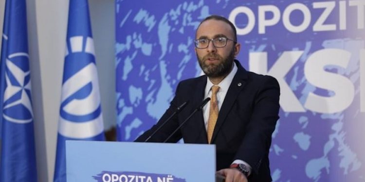 VIDEO/ Bardhin e talln në Patos: Ik o Gaz, ti bashkë me Saliun se je në vendin e gabuar