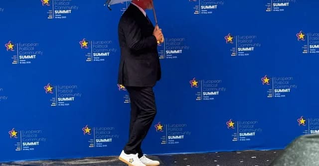 Sekretari i Këshillit të Evropës kopjon Ramën, shfaqet me atlete të personalizuara me yllin e BE-së Sekretari i Këshillit të Evropës kopjon Ramën, shfaqet me atlete të personalizuara me yllin e BE-së