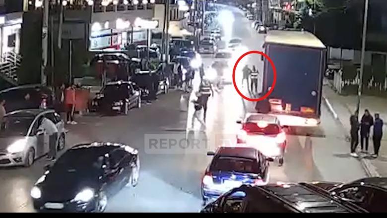 VIDEO/ SPAK hesht kur krimet zgjedhore i bëjnë “berisht”! Pamjet e reja: Hedh akuza për sulm politik, ja momenti kur Bledjon Nallbati godet sërish shoferin e kamionit në sy të policisë