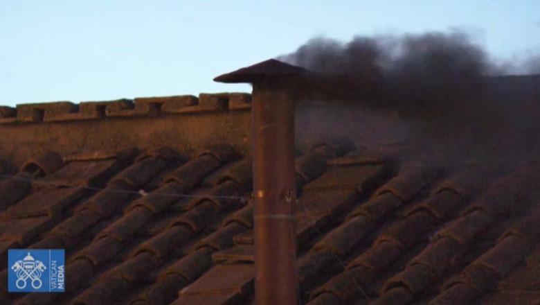 Tym i zi në oxhakun e Kapelës Sistine në Vatikan, kardinalët nuk kanë zgjedhur një Papë në votimin e parë Tym i zi në oxhakun e Kapelës Sistine në Vatikan, kardinalët nuk kanë zgjedhur një Papë në votimin e parë