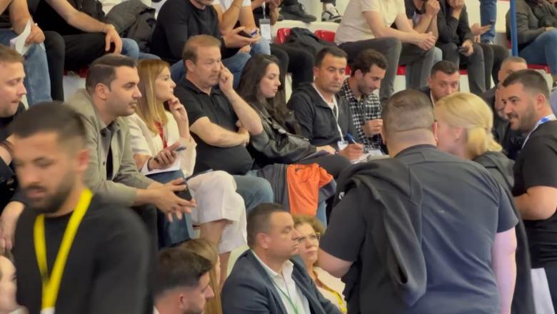 Arroganca e PD edhe pasi mbajti me vështirësi mandatin e Lezhës! Nul Moka në kufiirin e “boksierit”: I zë rrugën dhe shtyn Taulant Ballën! Po sikur ta kishin humbur? (Video) Arroganca e PD edhe pasi mbajti me vështirësi mandatin e Lezhës! Nul Moka në kufiirin e “boksierit”: I zë rrugën dhe shtyn Taulant Ballën! Po sikur ta kishin humbur? (Video)