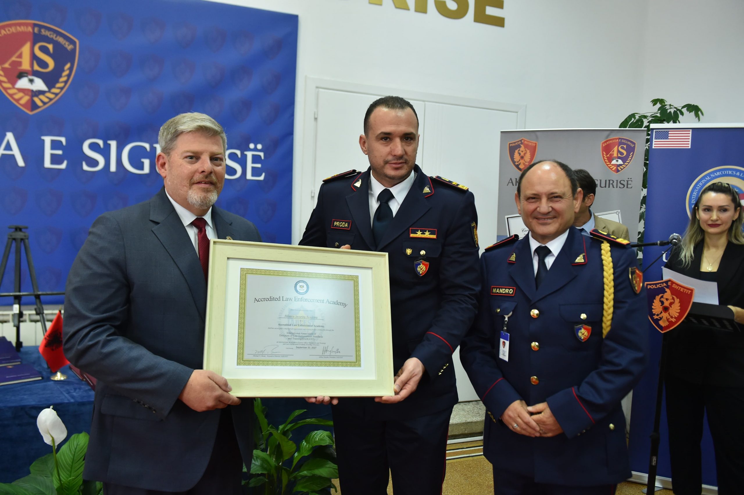 Kronikë Kolegji Profesional i Formimit Policor merr akreditim ndërkombëtar! Van Horn: Standard global, Policia shqiptare partnere e SHBA! Kronikë Kolegji Profesional i Formimit Policor merr akreditim ndërkombëtar! Van Horn: Standard global, Policia shqiptare partnere e SHBA!