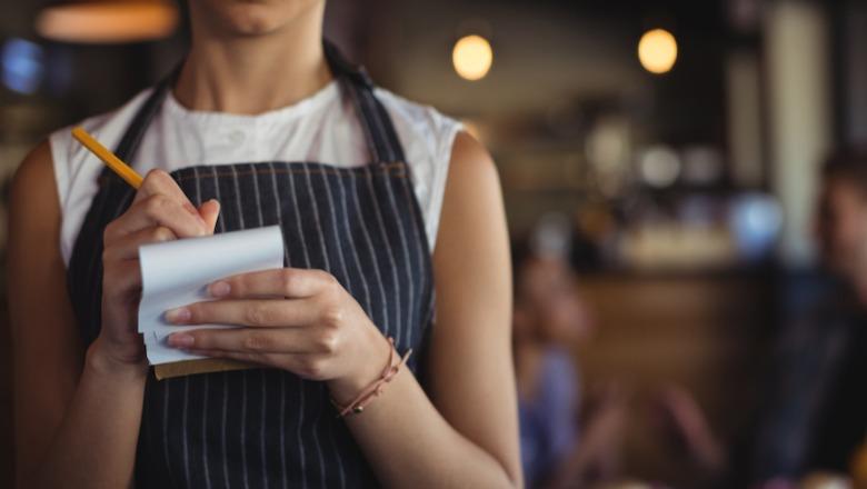 Shkolla nuk po vlen më?! Në bare dhe restorante paga e kameriereve arrin deri 2 mijë euro/muaj Shkolla nuk po vlen më?! Në bare dhe restorante paga e kameriereve arrin deri 2 mijë euro/muaj